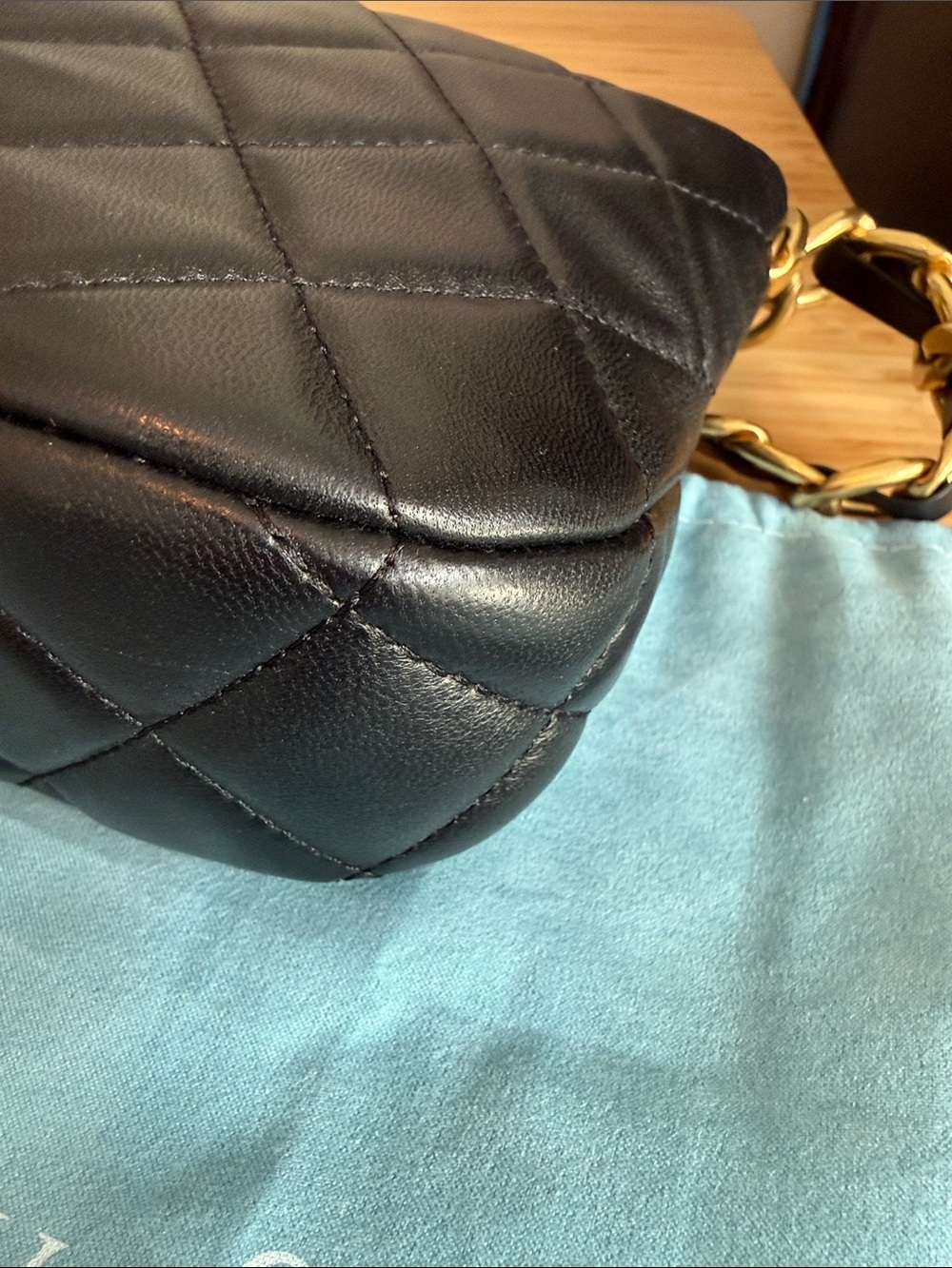 Classic Quilted Black Shoulder Bag with Gold Chain Accents - Picture 15 of 16